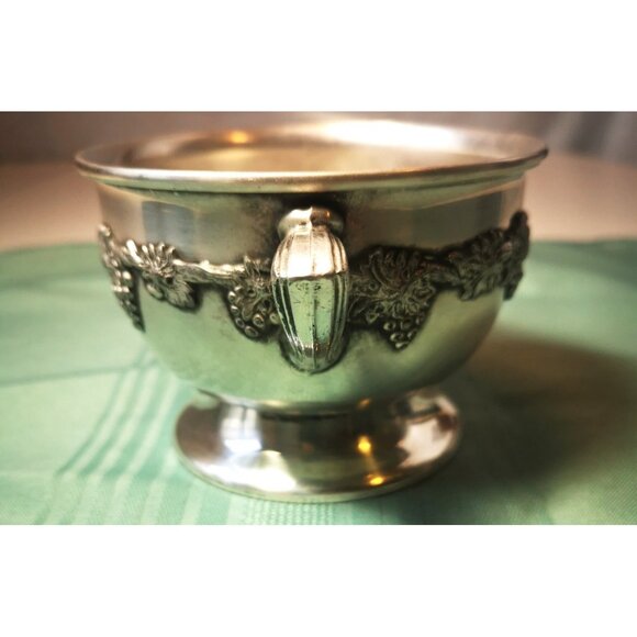 Bowl w/ Grape  Wm A Rogers Old English Reproduction Silver Plated Copper Antique - Picture 4 of 13